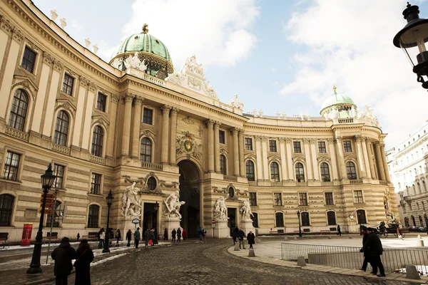 Будівлі зі скульптурами infront у Відні — стокове фото