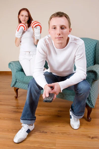 Vrouw en vriend zittend op de Bank — Stockfoto