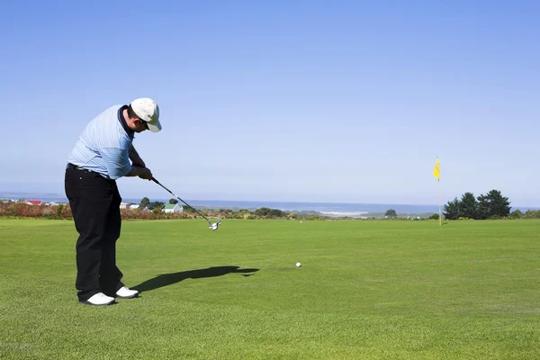 Um golfista jogando golfe ao ar livre na paisagem natural — Fotografia de Stock