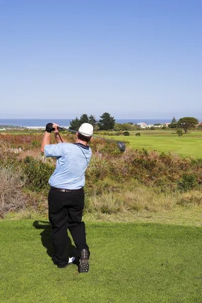 Un golfeur jouant au golf en plein air dans un paysage naturel — Photo