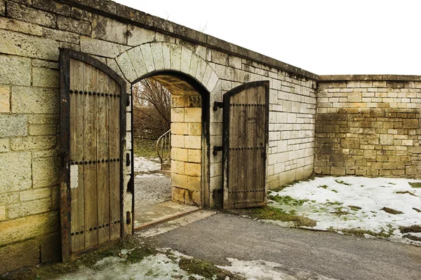 Старые ворота, ведущие к Дунаю — стоковое фото