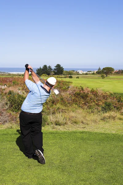 Un golfeur jouant au golf en plein air dans un paysage naturel — Photo