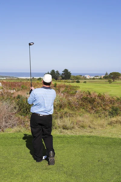 Un golfista jugando al golf al aire libre en el paisaje natural — Foto de Stock