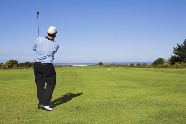 Un golfeur jouant au golf en plein air dans un paysage naturel — Photo