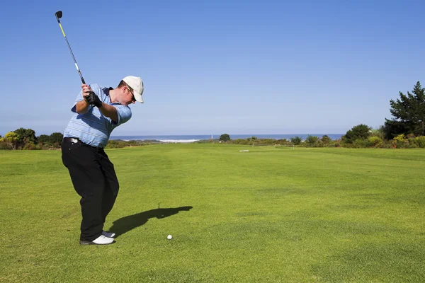 Hombre jugando al golf —  Fotos de Stock