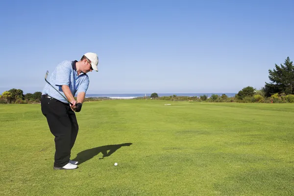 Homem a jogar golfe — Fotografia de Stock