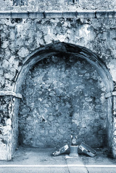 Feuerhydrant in der alten Hafenmauer an der Baie des anges in Antibes, Frankreich — Stockfoto