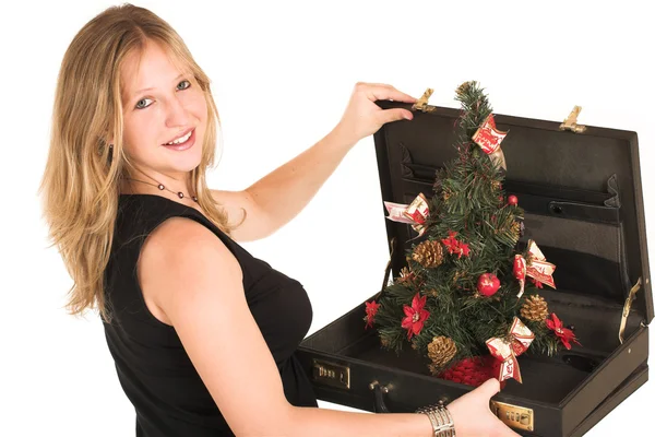 Donna d'affari incinta, con indosso un top nero, porta valigetta con l'albero di Natale all'interno . — Foto Stock