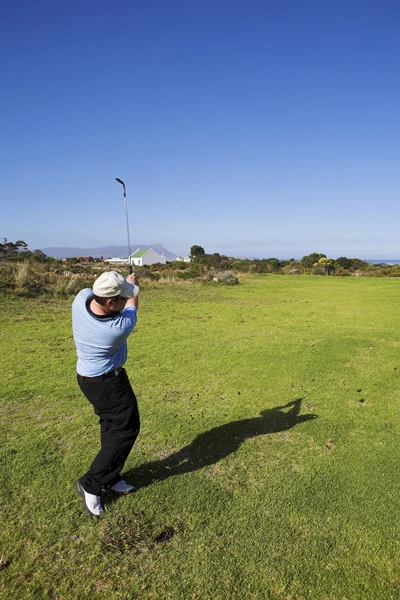 Hombre jugando al golf — Foto de Stock