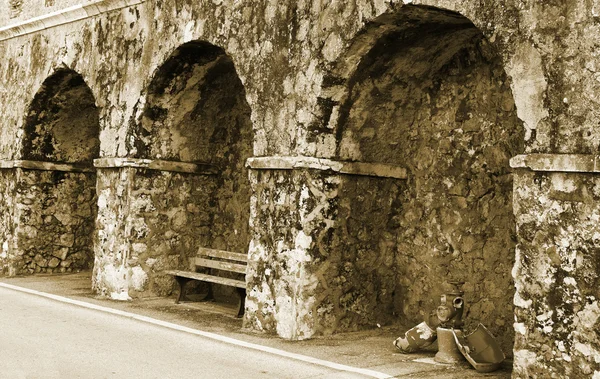 Oude bank in de oorspronkelijke haven blokkeren muur baie des anges in antibes, Frankrijk — Stockfoto