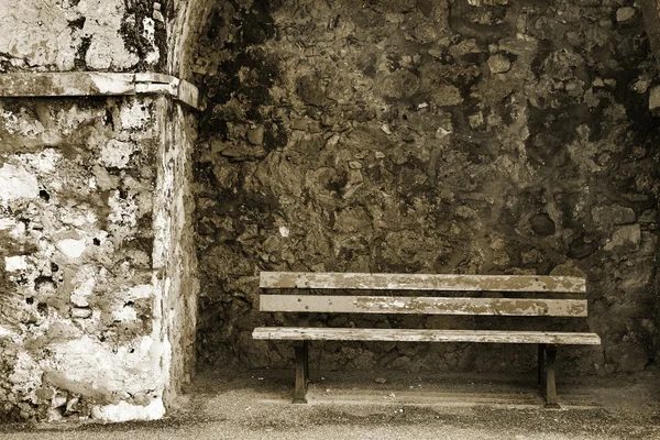 Старая скамейка в оригинальной стене гавани в Бе-де-Анже в Антибе, Франция — стоковое фото