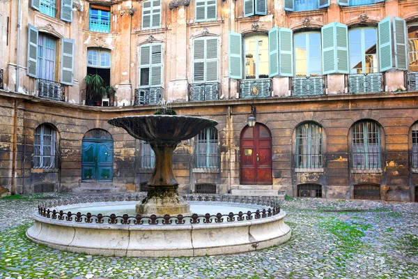 Cortile con fontana a Aix-en-Provence, Francia . — Foto Stock