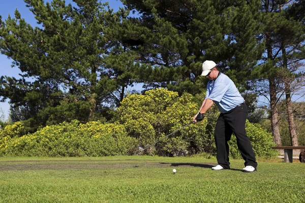 Hombre jugando al golf . —  Fotos de Stock