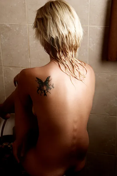 バスルームで裸の女性. — ストック写真