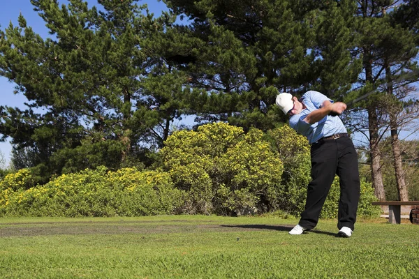 Człowiek grający w golfa. — Zdjęcie stockowe
