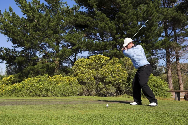 Людина грати в гольф . — стокове фото