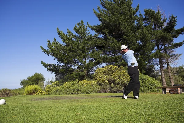 ゴルフをする男. — ストック写真