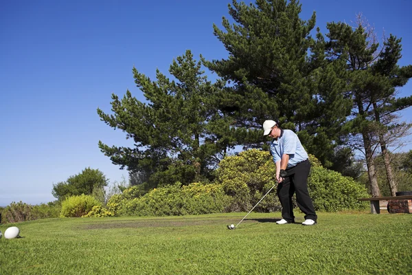 Mann spielt Golf. — Stockfoto