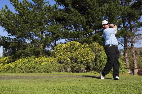 Muž hrající golf. — Stock fotografie