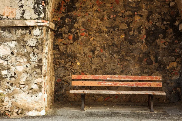 Ancien banc dans le mur de blocage du port d'origine à Baie Des Anges à Antibes, France — Photo