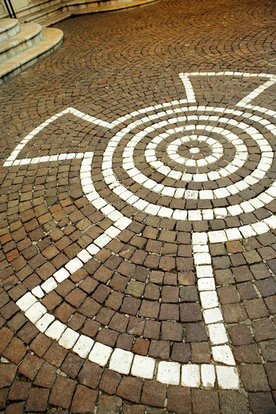 Biały krzyż, malowane na chodniku w antibes, Francja. — Zdjęcie stockowe