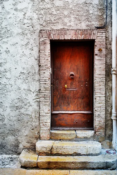 Tür eines Gebäudes in Antibes, Frankreich. Sepiatonus, hohe Tonart. Kopierraum. — Stockfoto