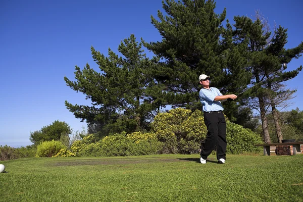 Homem a jogar golfe . — Fotografia de Stock