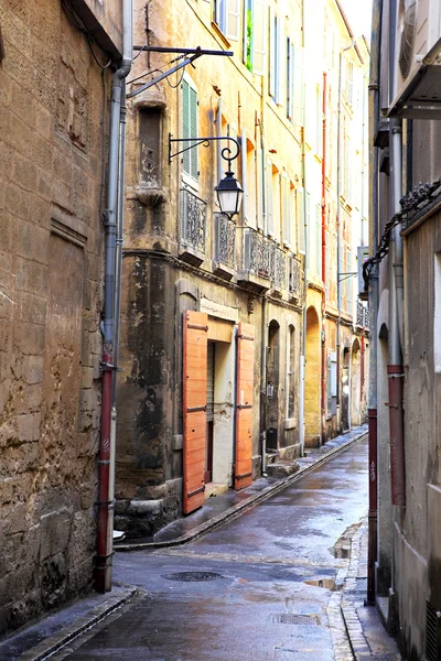 En ödslig gata i aix-en-provence, Frankrike. — Stockfoto
