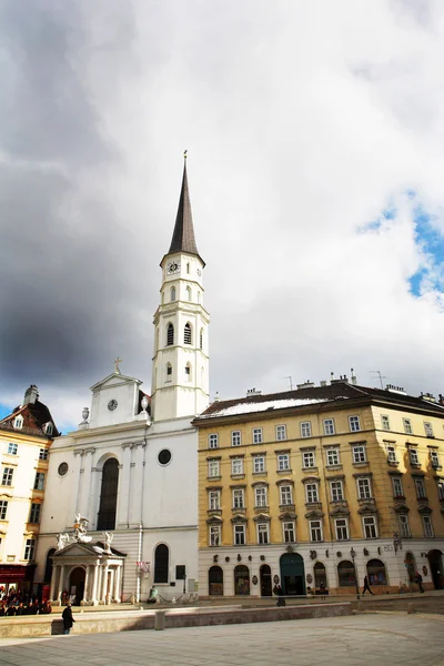 Wysoki budynek z wieżą wysokości w Wiedniu, austria. — Zdjęcie stockowe