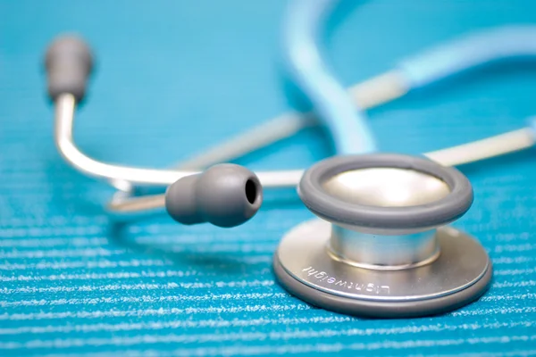 Stéthoscope médical léger sur examen bleu mat — Photo