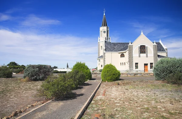 Blauwe lucht met dramatische wolken boven een woestijn stad Nederlandse Hervormde kerk, hanover, Zuid-Afrika — Stockfoto