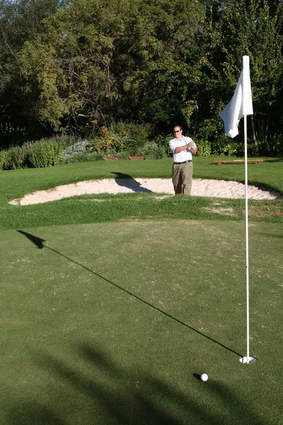 Golfer next to the green — Stock Photo, Image