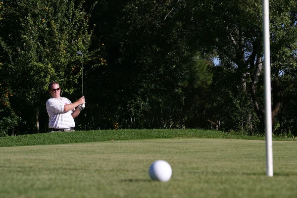 Golfista ao lado do verde — Fotografia de Stock