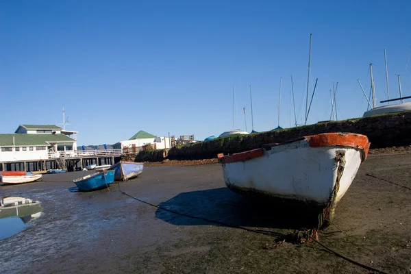 Braakliggende boot naast het water - knysna harbour, Zuid-Afrika — Stockfoto