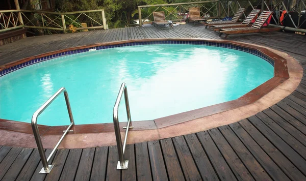 Exterior de una piscina en un lodge en Sudwana, Sudáfrica . — Foto de Stock