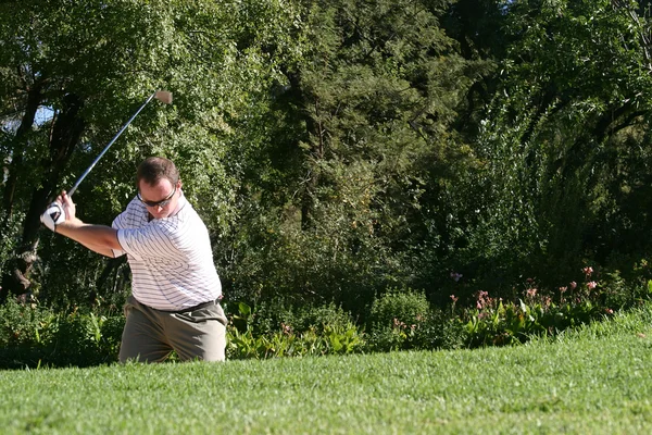 Een golfer golfen op een groen — Stockfoto