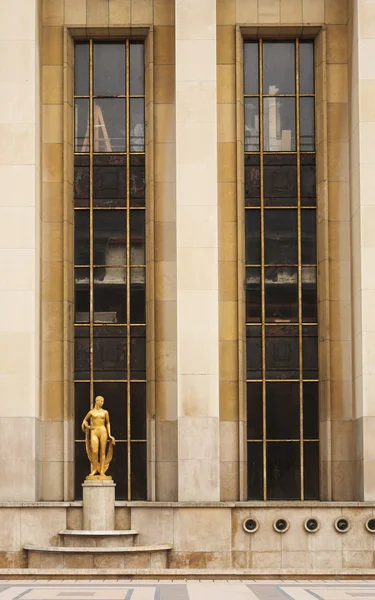 Eski bir bina altın heykelleri de paris, Fransa. — Stok fotoğraf