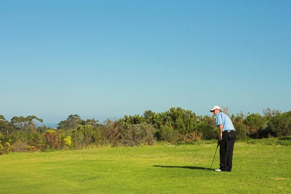 Человек играет в гольф . — стоковое фото