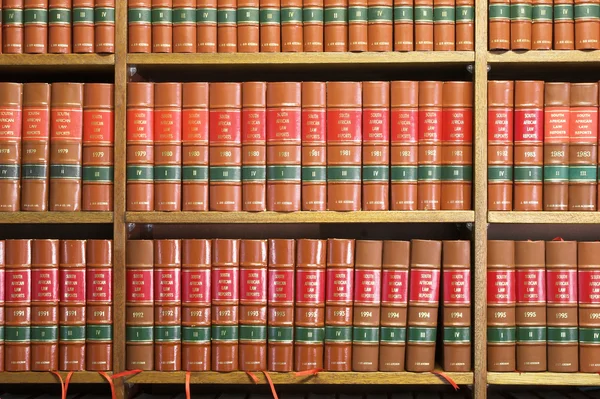 Biblioteca legal em estante de madeira — Fotografia de Stock