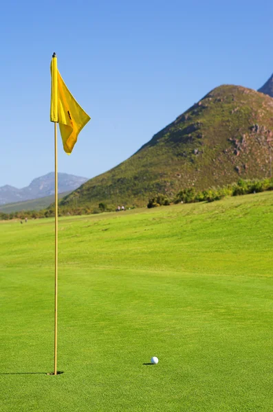 Terrain de golf avec drapeau rouge . — Photo