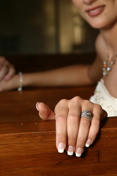 Närbild av en hand med weddingband av en brud — Stockfoto