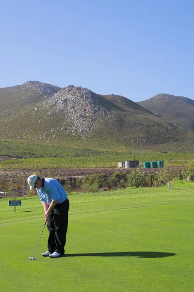 Golfista hrát golf na zelené — Stock fotografie