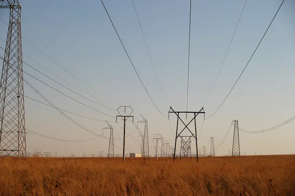 Cables de alimentación en las llanuras —  Fotos de Stock