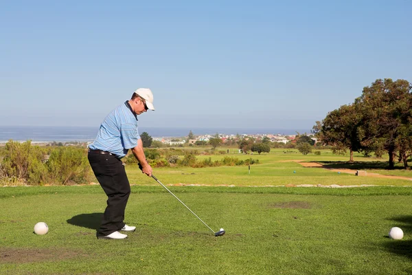 Гольфист, играющий в гольф на грине — стоковое фото