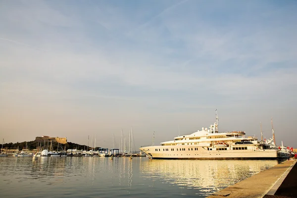 Luxury Yacht at Baie Des Anges in Antibes, France - Quai Henri Rambaud — Stock Photo, Image