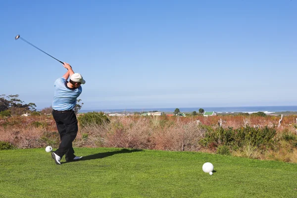 Muž hrající golf. — Stock fotografie