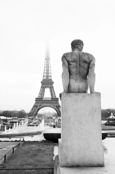 Una estatua en primer plano con la Torre Eiffel en París, Francia en el fondo . — Foto de Stock