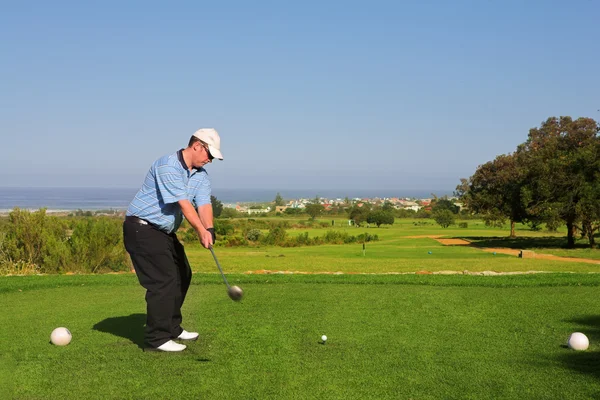 Ein Golfer spielt Golf auf einem Grün. — Stockfoto