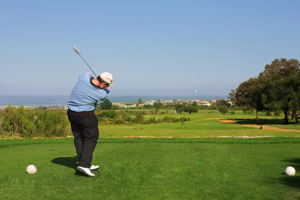 Ein Golfer spielt Golf auf einem Grün. — Stockfoto