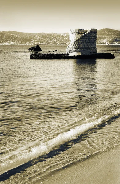 Ruinas rodeadas de agua en Antibes, Francia — Foto de Stock